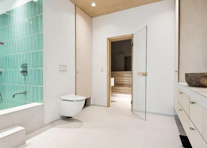 Σπίτι διακοπών Sjarmerende Med Utsikt, Spa-bad Og Park *