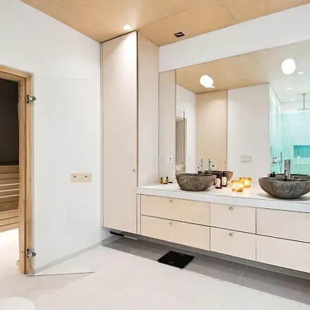 Sjarmerende Med Utsikt, Spa-bad Og Park Holiday home Bergen