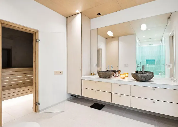 Sjarmerende Med Utsikt, Spa-bad Og Park Holiday home Bergen